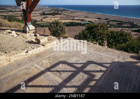 Mosaico in rovine di bagni e Casa di Eustolios in Kourion sito archeologico nel paese isola di Cipro Foto Stock