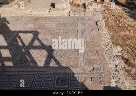 Mosaico in rovine di bagni e Casa di Eustolios in Kourion sito archeologico nel paese isola di Cipro Foto Stock