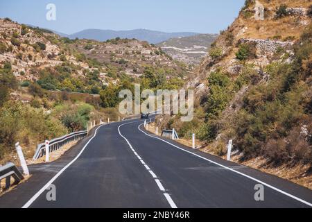 Strada nell'area delle Montagne di Troodos, Distretto di Limassol nel paese dell'isola di Cipro Foto Stock