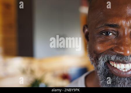 Faccia corta di un uomo anziano fremito afro-americano sorridente godendosi in una cabina del ceppo. Copia spazio, inalterato, pensione, stile di vita, vacanza, solitudine, b Foto Stock