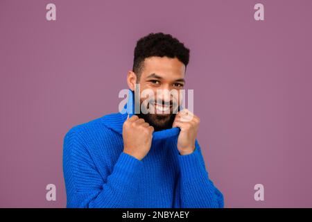 Ritratto di felice uomo multirazziale in maglia maglione. Foto Stock