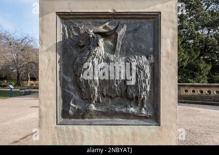 Statua del sale con un cappotto vittoriano e pergamena. Prominente nel paesaggio con Saltaire, la sua creazione, dietro.+ bassorilievo di Goat. Foto Stock