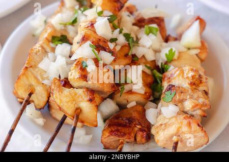 Shashliks Souvlaki di pollo greco con cipolla su un piatto isola di Cipro paese Foto Stock