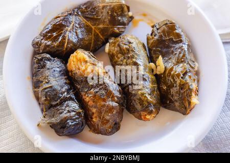 Dolmades tradizionali - foglie di uva ripieno anche chiamato koupepia o dolma nel paese isola di Cipro Foto Stock