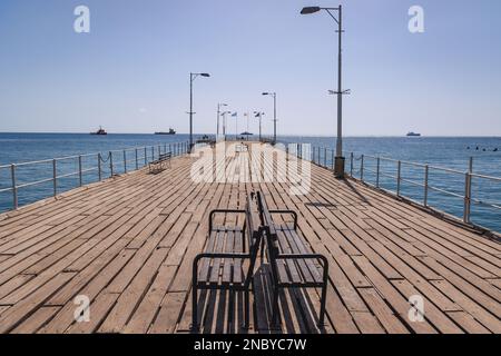 I turisti molo nel parco di fronte al mare di Molos della città di Limassol nel paese isola di Cipro Foto Stock