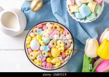 Colazione coniglietto di pasqua mix di percorso. Variopinti cereali e fiocchi per la colazione, con uova al cioccolato, marshmallow, zuccherine, snack. Dolci homm Foto Stock