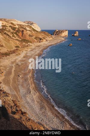 Petra tou Romiou - Rocca dei Romani, conosciuta anche come Afrodite Rock nei pressi di Paphos nel paese isola di Cipro Foto Stock