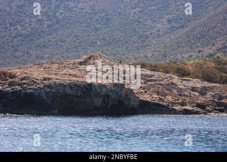 Costa rocciosa vicino alla cosiddetta Laguna Blu sulla costa della Penisola di Akamas nel paese isola di Cipro Foto Stock