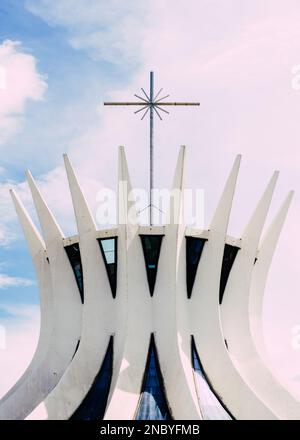 Brasilia, Brasile - 13 febbraio 2023: Facciata dell'iconica Cattedrale Metropolitana di nostra Signora Aparecida a Brasilia, Brasile Foto Stock