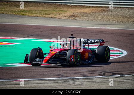 Carlos Sainz guida la nuova Ferrari SF-23 per la stagione 2023 F1 sul circuito di Fiorano il 14 febbraio 2023 a Fiorano Modenese, Italia - Foto: Federico Basile / DPPI/DPPI/LiveMedia Foto Stock