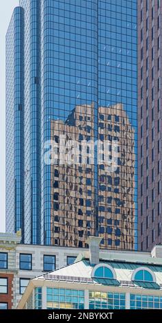 Il vetro blu di Exchange Place Boston (53 state Street) riflette il granito rosa di 60 state Street. (1Faneuil Hall, 84 state Street in primo piano) Foto Stock