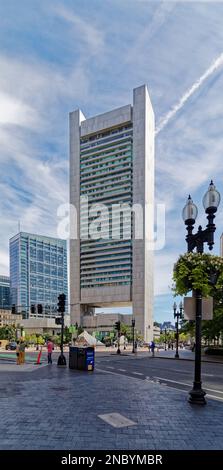 La Federal Reserve Bank di Boston è una torre in alluminio e vetro, talvolta chiamata “edificio veneziano cieco” per le sue insolite finestre a baldacchino. Foto Stock