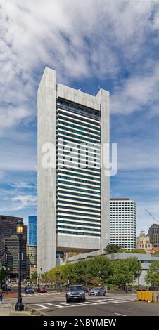 La Federal Reserve Bank di Boston è una torre in alluminio e vetro, talvolta chiamata “edificio veneziano cieco” per le sue insolite finestre a baldacchino. Foto Stock