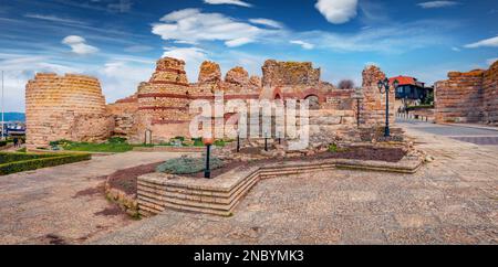 Splendida vista mattutina sulla chiesa di Santa Sofia nella città vecchia di Nessebar. Strada vuota sulla città antica in Bulgaria, Europa. Concetto di viaggio backgrou Foto Stock