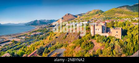 Vista panoramica estiva dal drone volante di Fiuzzi Сastledella Foresta, Praia a Mare posizione. Mare del Mediterraneo. Outdoor sc Foto Stock