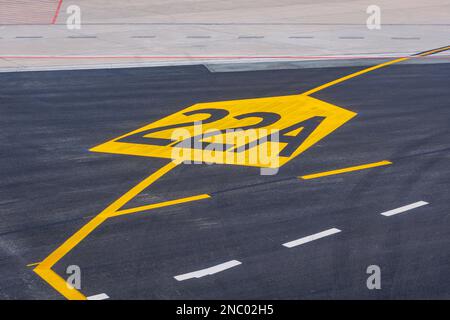 Cartello della pista sull'aeroporto internazionale di Larnaca – Glafcos Clerides nella città di Larnaca, paese dell'isola di Cipro Foto Stock