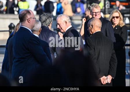 14th febbraio 2023. Londra, Regno Unito. Re Carlo III arriva alle condoglianze del terremoto in Siria in piazza Trafalgar. Foto Stock