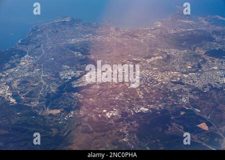 Vista aerea dalla finestra con le aree della città di Istanbul e Gebze sulla riva del Mar di Marmara, Turchia Foto Stock