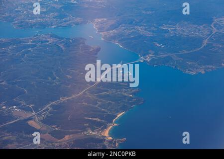Vista aerea dalla finestra dell'aereo in Turchia, vista con il ponte sultano Selim Yavuz sullo stretto di Bosforo Foto Stock