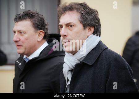 Catanzaro, Italia. 13th Feb, 2023. Nicola Fiorita (R), sindaco di Catanzaro, visto al centro DIA. Il Ministro degli interni italiano Matteo Piantedosi ha partecipato all'inaugurazione del Dipartimento di inchiesta antimafia (DIA - direzione investigativa antimafia). Il Ministro ha inoltre partecipato alla riunione provinciale per l'ordine e la pubblica sicurezza e alla firma di un protocollo per il riutilizzo di edifici e beni sequestrati dalla criminalità organizzata. (Foto di Valeria Ferraro/SOPA Images/Sipa USA) Credit: Sipa USA/Alamy Live News Foto Stock