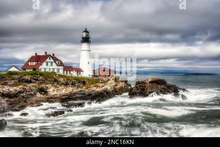 Portland Head Light è un storico Faro di Cape Elizabeth, Maine. La stazione di luce si siede su una testa di terra all'entrata dell'shippin primario Foto Stock