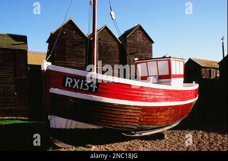 The Stade, Hastings Old Town, East Sussex, UK, con barca da pesca e capannoni Foto Stock