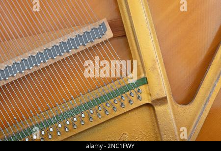 Dettagli del meccanismo a pianoforte gavel - corda, spille e martelli, pianoforte dal 1973 Foto Stock