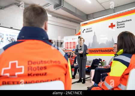 Magonza, Germania. 14th Feb, 2023. Malu Dreyer (SPD, M), Ministro Presidente della Renania-Palatinato, interviene durante la sua visita alla stazione di soccorso della Croce Rossa tedesca (DRK) a Magonza. Lei e il suo Ministro dell'interno sono venuti anche alla stazione di soccorso per parlare con i paramedici di emergenza delle loro esperienze con ostilità e aggressioni durante il servizio. Credit: Hannes P. Albert/dpa/Alamy Live News Foto Stock