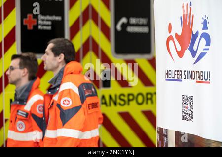 Magonza, Germania. 14th Feb, 2023. I paramedici si trovano durante un colloquio con il Ministro Presidente della Renania-Palatinato presso la stazione di soccorso della Croce Rossa tedesca (DRK) a Magonza. Accanto ad essa è appeso un vessillo dell'associazione "Helpers are off limits”, che mira a sostenere gli aiutanti e scoraggiare gli autori. Dreyer e il suo ministro degli interni sono venuti anche alla stazione di soccorso per parlare con i paramedici di emergenza delle loro esperienze con ostilità e aggressioni mentre erano in servizio. Credit: Hannes P. Albert/dpa/Alamy Live News Foto Stock