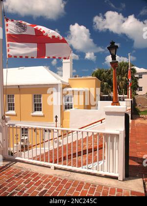 Bermuda scene intorno all'isola, con tipici edifici colorati e segnaletica. Foto Stock