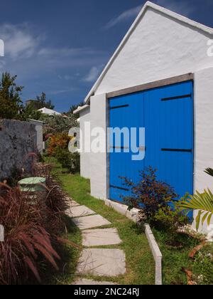 Bermuda scene intorno all'isola, con tipici edifici colorati e segnaletica. Foto Stock