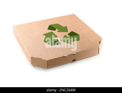 Scatola di cartone per pizza con simbolo di riciclaggio su sfondo bianco Foto Stock