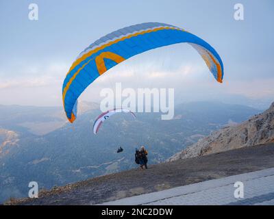 Fethiye, Turchia - Ottobre 23 2022: Parapendio al punto di partenza. Paracadute o festival di parapendio. Ha avuto luogo a Babadag, famoso in tutto il mondo parapendio cen Foto Stock