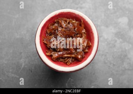 Moderna ciotola con narghilè e tabacco sul tavolo grigio, vista dall'alto Foto Stock