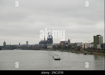 Colonia Dom e Rheine in Germania. Panorama dello skyline di Colonia con la Cattedrale di Colonia Foto Stock