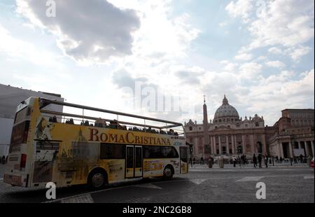 In una settimana di vacanza a Roma si trova Vanessa Redgrave con i figli  Natasha, 7, Joely, 5, Carlo, 1 e Franco Nero. Mentre si affrettavano a  prendere il volo, dovevano essere