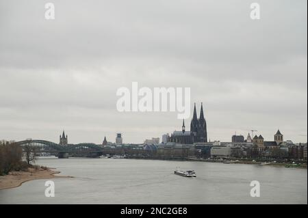 Colonia Dom e Rheine in Germania. Panorama dello skyline di Colonia con la Cattedrale di Colonia Foto Stock