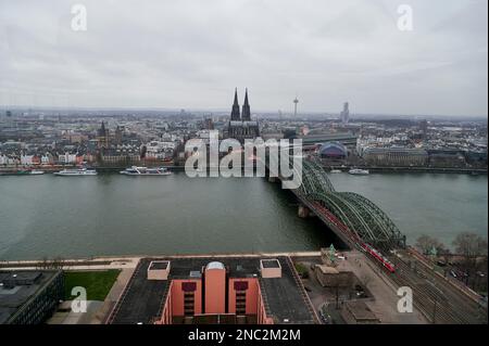 Colonia Dom e Rheine in Germania. Panorama dello skyline di Colonia con la Cattedrale di Colonia Foto Stock