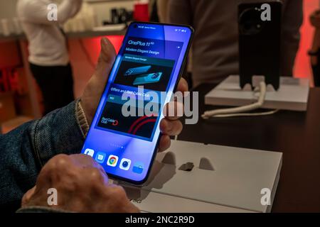 Un visitatore prova lo smartphone OnePlus 11 5G sabato 11 febbraio 2023 durante l'attivazione del marchio a Soho, New York. (© Richard B. Levine) Foto Stock