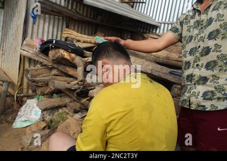 forbici per la testa di taglio dei capelli. Barbiere. Parrucchieri da uomo , metodo tradizionale di taglio dei capelli Foto Stock