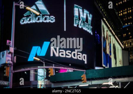 La borsa Nasdaq di Times Square a New York mercoledì 8 febbraio 2023. (© Richard B. Levine) Foto Stock