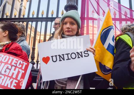 Londra, Regno Unito. 14th Feb, 2023. Un membro DEL PCS (Public and Commercial Services Union) ha un cartellone per San Valentino a sostegno dei sindacati al picket fuori del British Museum, mentre il personale continua il suo sciopero sulla retribuzione. Credit: SOPA Images Limited/Alamy Live News Foto Stock