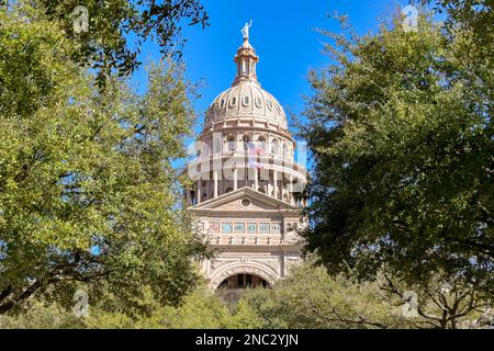 Austin, Texas, USA - Febbraio 2023: Vista frontale esterna dello storico edificio del Campidoglio nel centro della città. Foto Stock