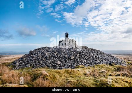 Eastern White Barrow si trova a Dartmoor, Devon, Regno Unito. Il monumento protetto è un tumulo rotondo dell'età del bronzo o tumulo sepolcrale ben conservato Foto Stock