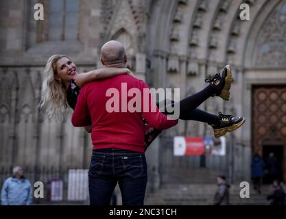 Barcellona, Barcellona, Spagna. 13th Feb, 2023. Gli spagnoli celebrano il giorno di San Valentino a Barcellona. (Credit Image: © Ahmed Adnan Alsharateha/Quds Net News via ZUMA Press Wire) SOLO PER USO EDITORIALE! Non per USO commerciale! Foto Stock