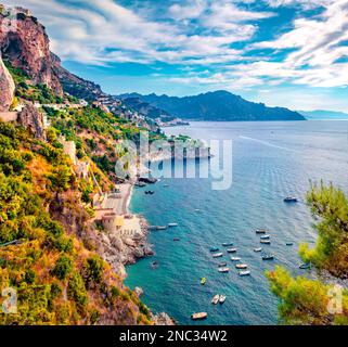 Paesaggio aereo estivo della città di Conca dei Marini, provincia di Salerno, nella regione Campania dell'Italia sud-occidentale, Europa. Attraente Mediterraneo Foto Stock