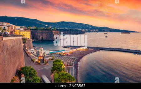 Spettacolare panorama estivo di Meta, comune della città metropolitana di Napoli, Campania, Italia, Europa. Tramonto mozzafiato sul Mediterraneo Foto Stock