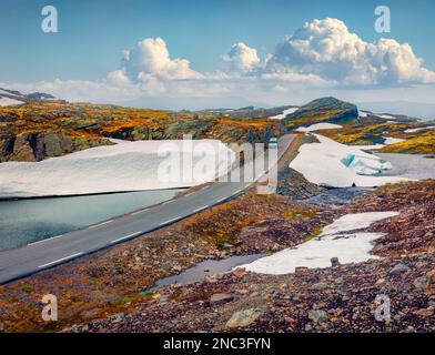 Guida sulla famosa Aurlandsvegen - strada di montagna (Bjorgavegen) nel mese di giugno, Aurland nella contea di Sogn og Fjordane, Norvegia. Bella vista estiva del nord. Foto Stock