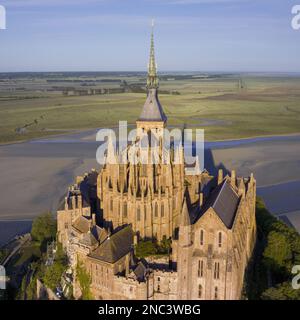 Francia. Normandia - Manica (50) Vista aerea di Mont Saint Michel da est. In primo piano, l'abside della chiesa abbaziale. Sulla destra, il Marv Foto Stock