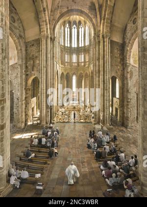 Francia. Normandia - Manica (50) - Mont Saint Michel - Chiesa abbaziale: La navata da ovest, durante una messa Foto Stock